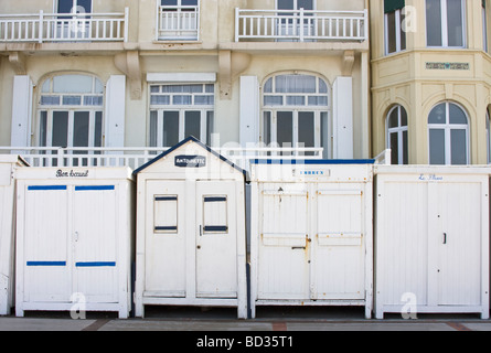 Strandhütten auf der Promenade am Wimereux Frankreich, an der Nordküste Stockfoto