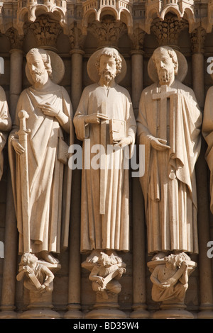 Geschnitzten Statuen an der Fassade von Notre Dame Stockfoto