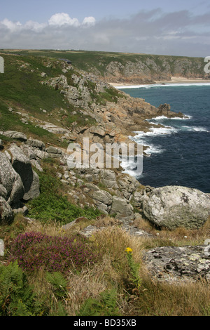 Dorf von St Levan, England. Cliff Ansicht von Porthcurno Bay in der Nähe von St Levan mit Minack Open-Air-Theater auf der linken Seite. Stockfoto