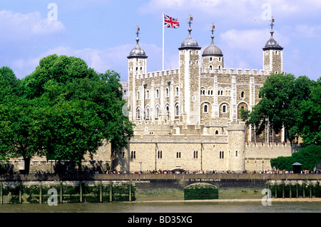 Tower of London White Tower Fluss Themse englischen Schloss Schlösser Norman halten Architektur England UK Union Jack Flagge Stockfoto