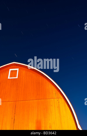 EINE LEICHTE GEMALTEN SCHEUNE IM LÄNDLICHEN WISCONSIN Stockfoto