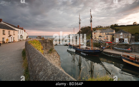 Charlestown Hafen mit seiner historischen Docks und Großsegler. Cornwall, England Stockfoto