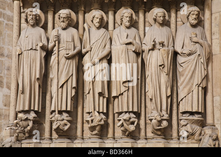 Geschnitzten Statuen an der Fassade von Notre Dame Stockfoto