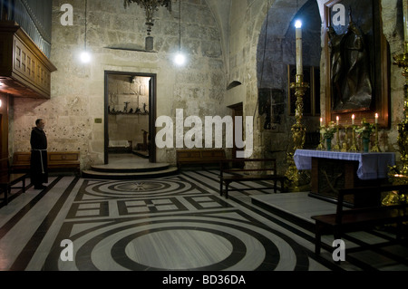 Ein Franziskanermönch steht in der Kapelle der Maria Magdalena im Inneren Die Grabeskirche im Christlichen Viertel alt Stadt Ost Jerusalem Israel Stockfoto