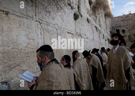 Haredi-Juden in Jutebeutel, um Trauer zu bekunden, beten auf Tisha B'Av, um an die Zerstörung des ersten und zweiten Tempels in der Westmauer zu erinnern Stockfoto