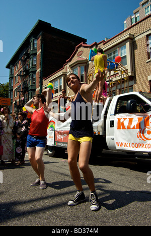 Hübsche junge Männer, die Durchführung ein Tanzprogramm mit Publikum von Kimono bekleideten Frauen gay-Pride-Parade Stockfoto