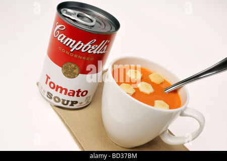 Campbell's Tomato Soup kann mit Tasse Suppe und Oyster Cracker Stockfoto