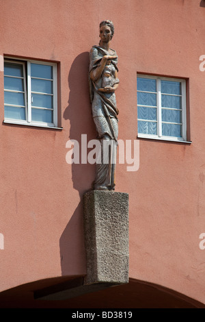 Detail der Statue im Innenhof des Karl Marx-Hof, Wien, Österreich Stockfoto