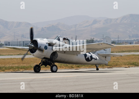 Eine Grumman F4F Wildcat taxis auf der Piste nach dem Flug bei einer Flugshow. Stockfoto