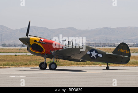Eine Curtiss P-40N Warhawk taxis nach dem Flug bei einer Flugschau auf dem Laufsteg Stockfoto
