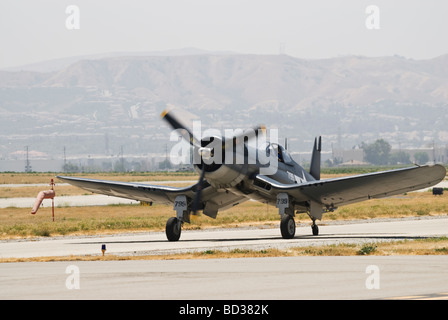 Eine Chance Vought F-4U Corsair taxis nach dem Flug bei einer Flugschau auf dem Laufsteg. Stockfoto