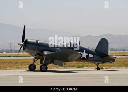 Eine Chance Vought F-4U Corsair taxis nach dem Flug bei einer Flugschau auf dem Laufsteg. Stockfoto