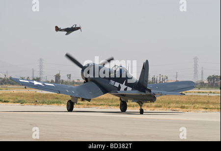 Eine Chance Vought F-4U Corsair taxis auf dem Laufsteg bei einer Flugshow. Stockfoto