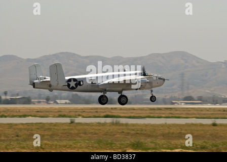 Eine North American b-25 Mitchell zieht bei einer Flugschau (Seitenansicht) Stockfoto