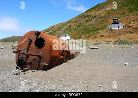 Eine verrostete Navigation Boje liegt am Strand in der Nähe von Punta Gorda Leuchtturm in der auf Nordkalifornien Lost Coast. Stockfoto