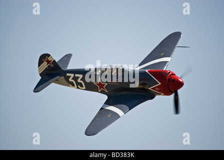 Eine YAK3U, die "Steadfast" führt bei einer Flugshow.  Dies ist keine historische Flugzeuge, sondern ein moderner gebauten Fortsetzung Modell. Stockfoto