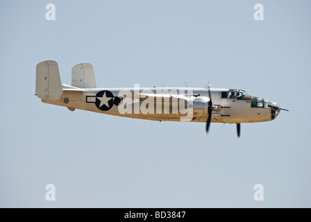 Eine North American b-25 Mitchell fliegt auf einer Flugshow (Seitenansicht). Stockfoto