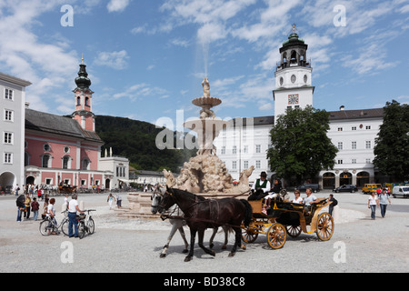 Taxi vor Residenzbrunnen Brunnen, St. Michael Kirche, neue Residenz, Residenzplatz, Salzburg, Austria, Europe Stockfoto