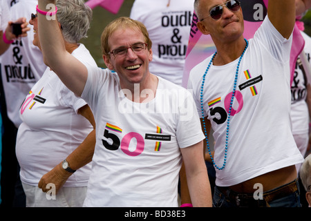 Schwule Senioren 50 + Plus-Zeichen auf ihr Hemd in der 2009 Amsterdam Gay Pride Canal Parade. Stockfoto