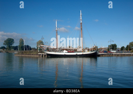 Segelboot in Holland angedockt schönen blauen Himmel und Wasser Stockfoto