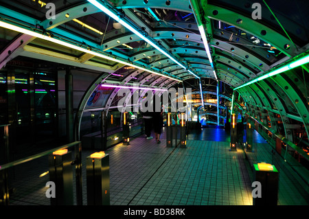 Beleuchtete Treppe führt zu dem Fuji-TV-Gebäude mit seiner schwebenden Kuppel aus Titan in Odaiba Bezirk Tokio Japan Stockfoto