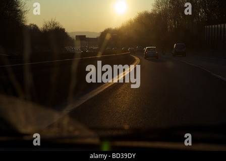 Das fahren in einer untergehenden Sonne auf einer Autobahn, Nordrhein-Westfalen, Deutschland. Stockfoto