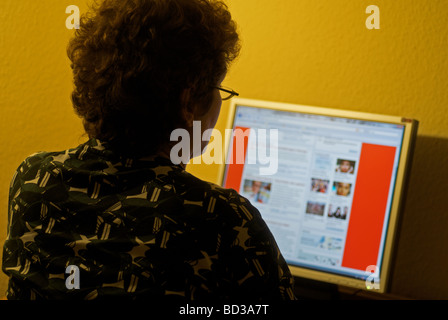 Frau liest die deutsche Zeitschrift Stern Online-Inhalte Stockfoto