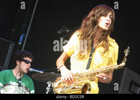 DIE ZUTONS UK-Rock-Gruppe beim 2004 V Konzert in Chelmsford mit Abi Harding am Saxophon Stockfoto