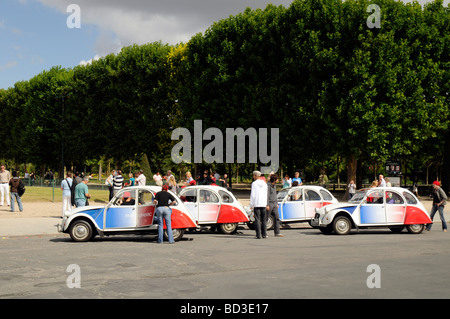 "Authentisches Paris" Tour mit bunt bemalten Citroen 2CV Autos. Diese offene obere französische Oldtimer nehmen Touristen die Sehenswürdigkeiten. Stockfoto