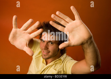 junger Mann streckte ihre Hände Stockfoto