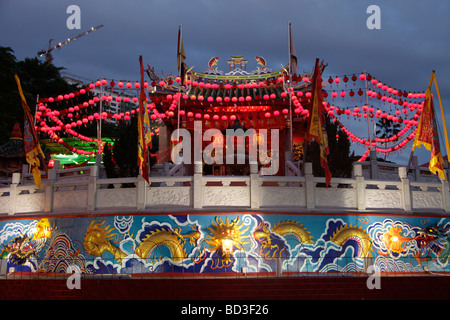 beleuchtete chinesische Tempel in Chinatown von Kuching Sarawak Borneo Malaysia Südostasien nachts Stockfoto