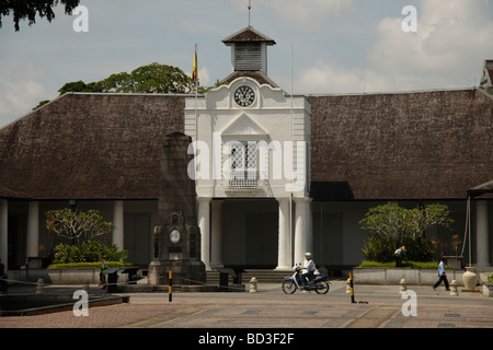 James Brooke Memorial vor dem Gerichtsgebäude in Kuching Sarawak Borneo Malaysia Südostasien Stockfoto