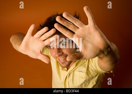 junger Mann streckte ihre Hände Stockfoto