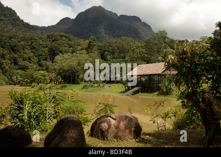 See und Berge im Sarawak Cultural Village in der Nähe von Kuching Sarawak Borneo Malaysia südöstlich Asiatisch asiatische Stockfoto