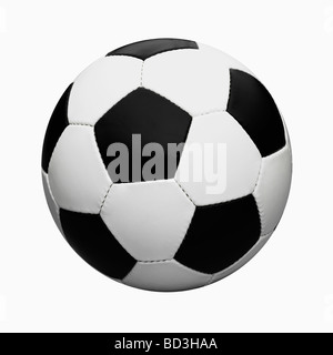 Schwarz / weiß Leder Football / Soccer Ball Freisteller auf weißem Hintergrund. Stockfoto