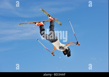 Skifahrer, die Spinnerei in totale Kontrolle Stockfoto