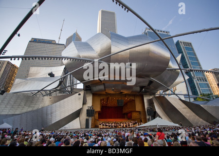 Ein kostenloses Konzert in Jay Pritzker Pavilion Amphitheater des Architekten Frank Gehry im Millenium Park Chicago (Illinois) Stockfoto