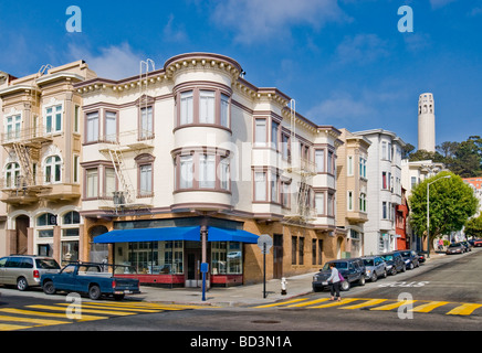 "Filbert Street" in "North Beach" Nachbarschaft mit "Coit Turm", San Francisco, Kalifornien. Stockfoto