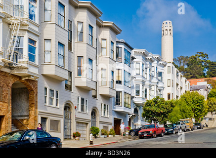 "Filbert Street" in "North Beach" Nachbarschaft mit "Coit Turm", San Francisco, Kalifornien. Stockfoto