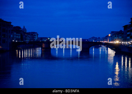 Straßenlaternen spiegelt sich in den ruhigen Gewässern des Flusses Arno unter der Santa-Trinita-Brücke-Florenz-Italien Stockfoto