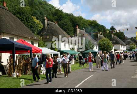 18. Jahrhundert in Milton Abbas, eines der malerischsten Dörfer Dorset Street Fair statt Stockfoto