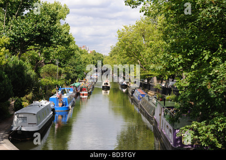 Kleines Venedig London Hausboote und Lastkähne vertäut am Regent es Canal Stockfoto