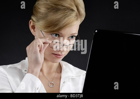 Junge Frau mit einem surprized Ausdruck Blick auf einem Computer-display Stockfoto