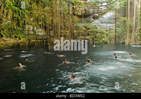 IK Kil oder blaue Cenote in der Nähe der Maya-Ruinen von Chichen Itza Maya Riviera Halbinsel Yucatan Mexiko Stockfoto