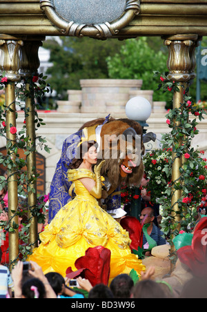 Schönheit und die Tier-Charaktere in der einmal auf a Dream Parade, Disneyland Paris, Frankreich Stockfoto