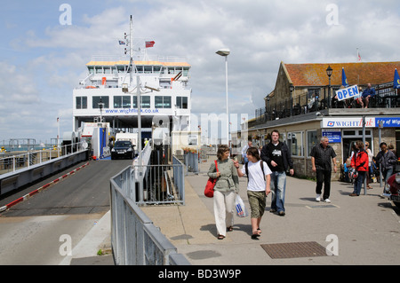 Fahrzeugverkehr Aussteigen aus Wightlink Isle Of Wight Service Fähre Yarmouth südlichen England UK Stockfoto