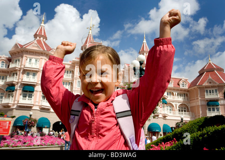 Ein Kind zeigt Spannung am Eingang zum Disneyland Paris, Frankreich Stockfoto