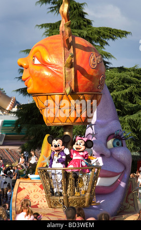 Mickey und Minnie Mouse Zeichen in der einmal auf a Dream Parade, Disneyland Paris, Frankreich Stockfoto