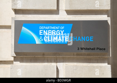 Gedenktafel am Eingang zu der Abteilung der Energie & Klimawandel, in 3 Whitehall Place, London, UK. Stockfoto