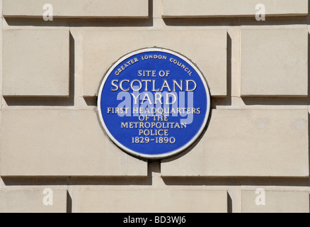 Eine blaue Plakette, die Kennzeichnung der Stelle des ersten Scotland Yard Metropolitan Police Headquarters, London. Stockfoto